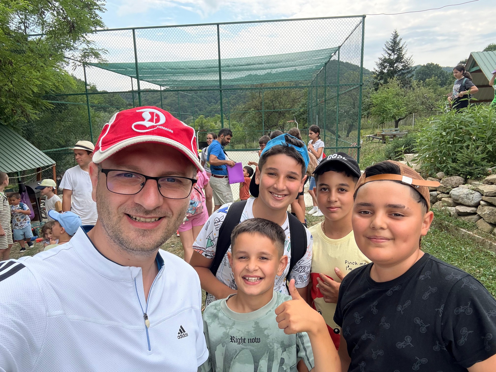 Adrian og drengene fra Valea Hotarului.