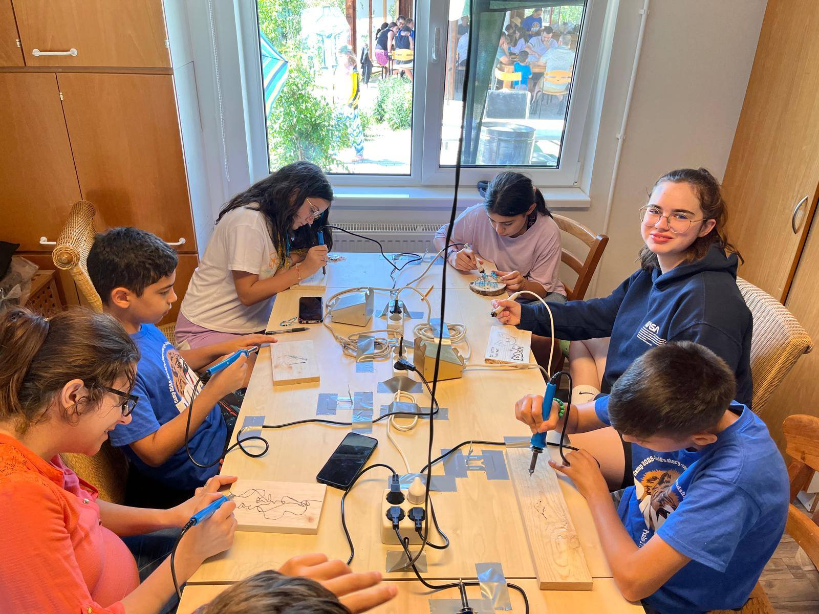 Her prøvede lejrdeltagerne at brænde mønstre eller skriftord i træ.