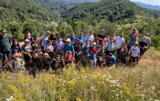 Alle lejrdeltagere samlet i den smukke natur